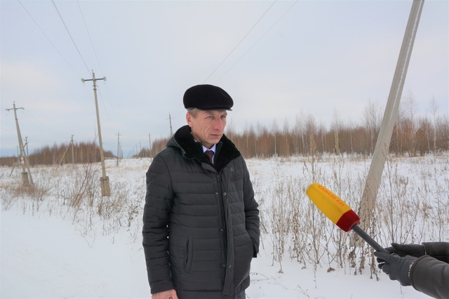 Владимир Димитриев возле спорного участка. Фото «Тӑван Ен»